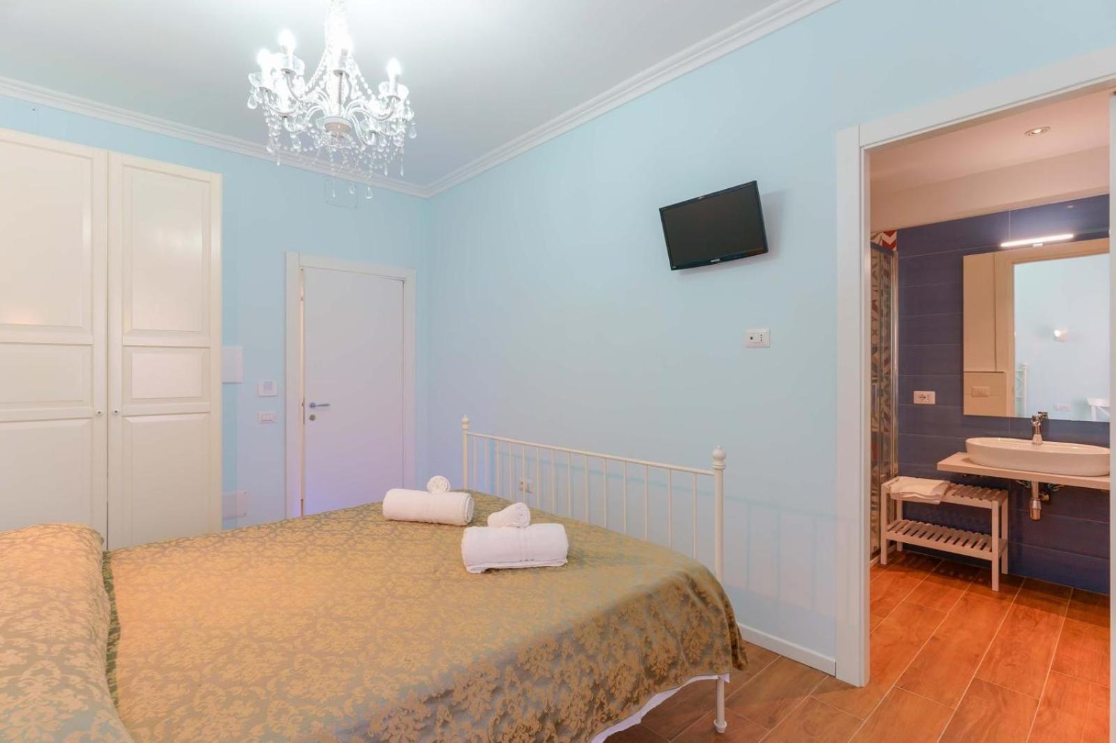 Al Teatro Lirico Hotel Каляри Екстериор снимка
