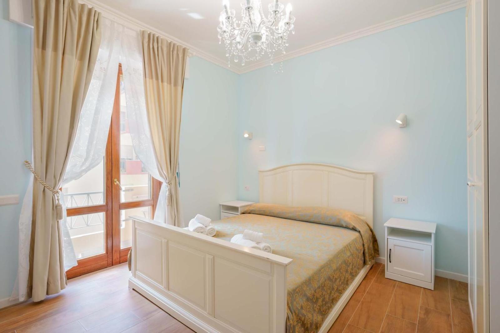 Al Teatro Lirico Hotel Каляри Екстериор снимка